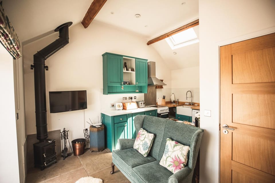 TV and multimedia, Coffee/tea facilities, Kitchen or kitchenette, Living room, Seating area, Dining area, pet friendly, stove, toaster