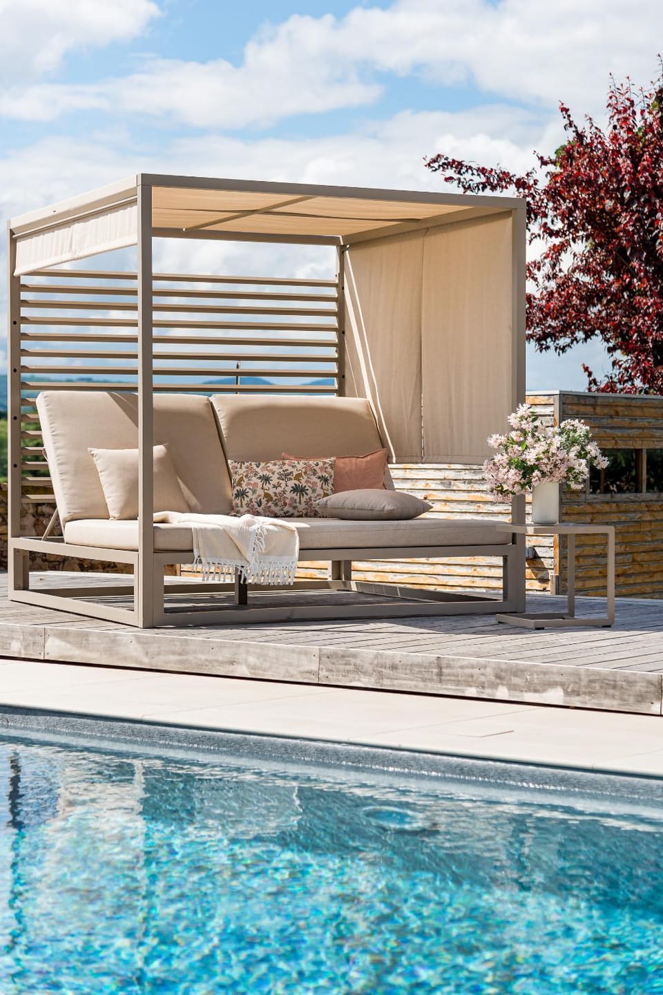Patio, Patio, Garden, Garden, Swimming pool, furniture, furniture, sunbed