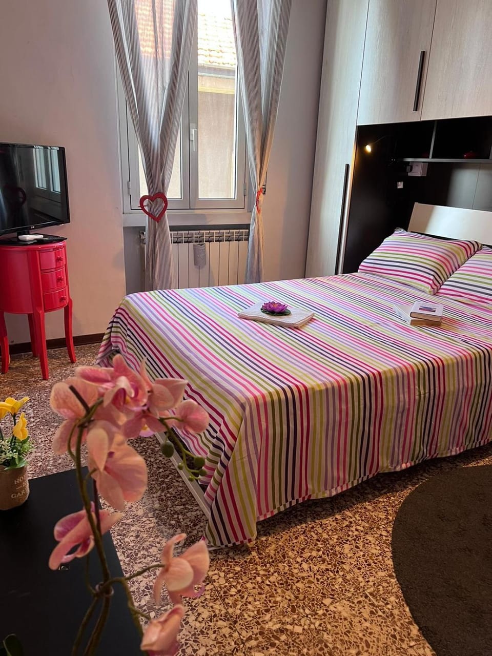 Bed, TV and multimedia, Photo of the whole room, Bedroom, towels