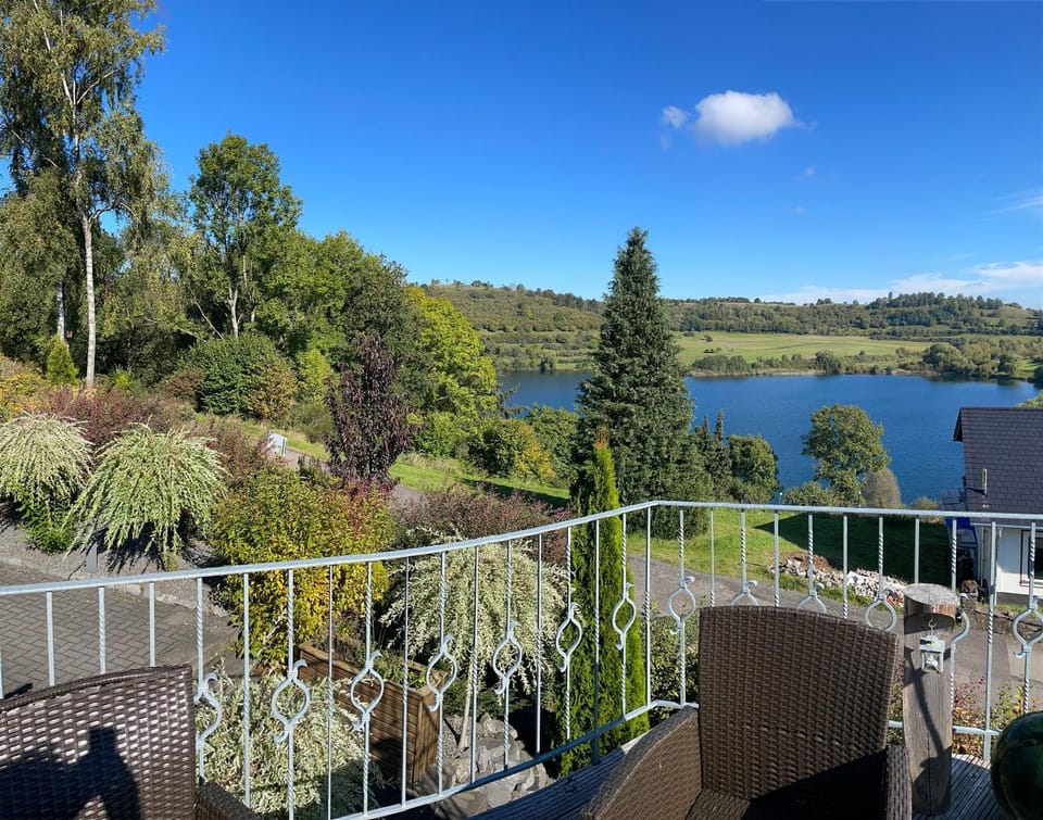 View (from property/room), Balcony/Terrace, Lake view