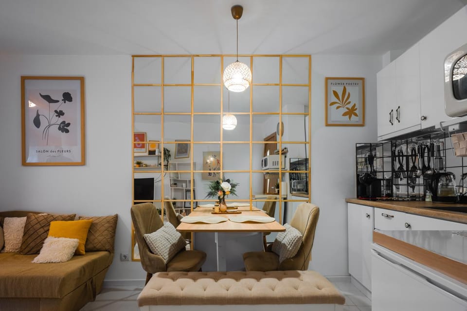 Coffee/tea facilities, Kitchen or kitchenette, Living room, Seating area, Dining area, minibar