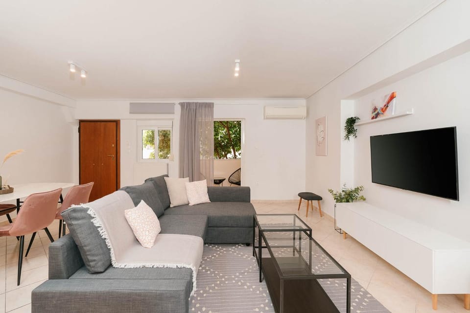 Communal lounge/ TV room, TV and multimedia, Living room, Seating area, Evening entertainment, air conditioner