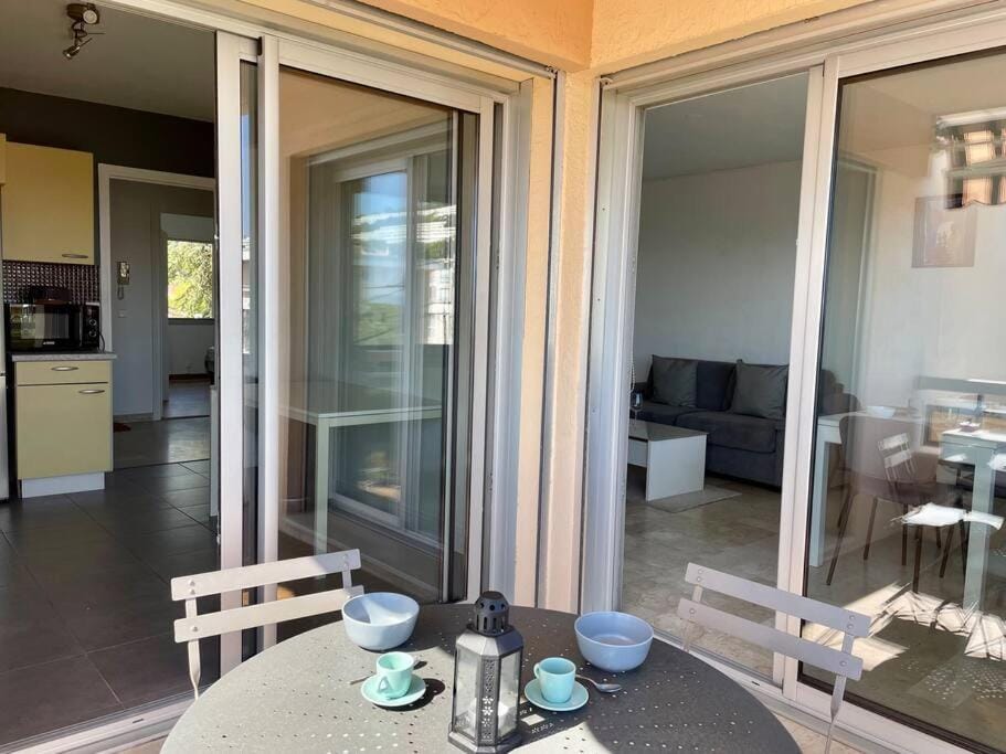 Patio, Kitchen or kitchenette, Seating area, Dining area
