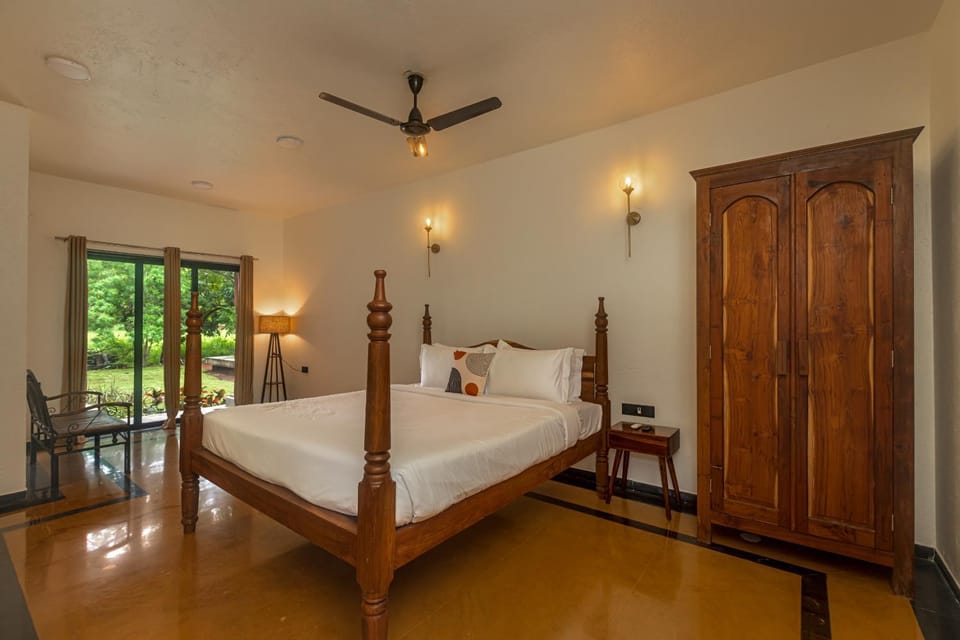 Bed, Photo of the whole room, Bedroom, fireplace, wardrobe