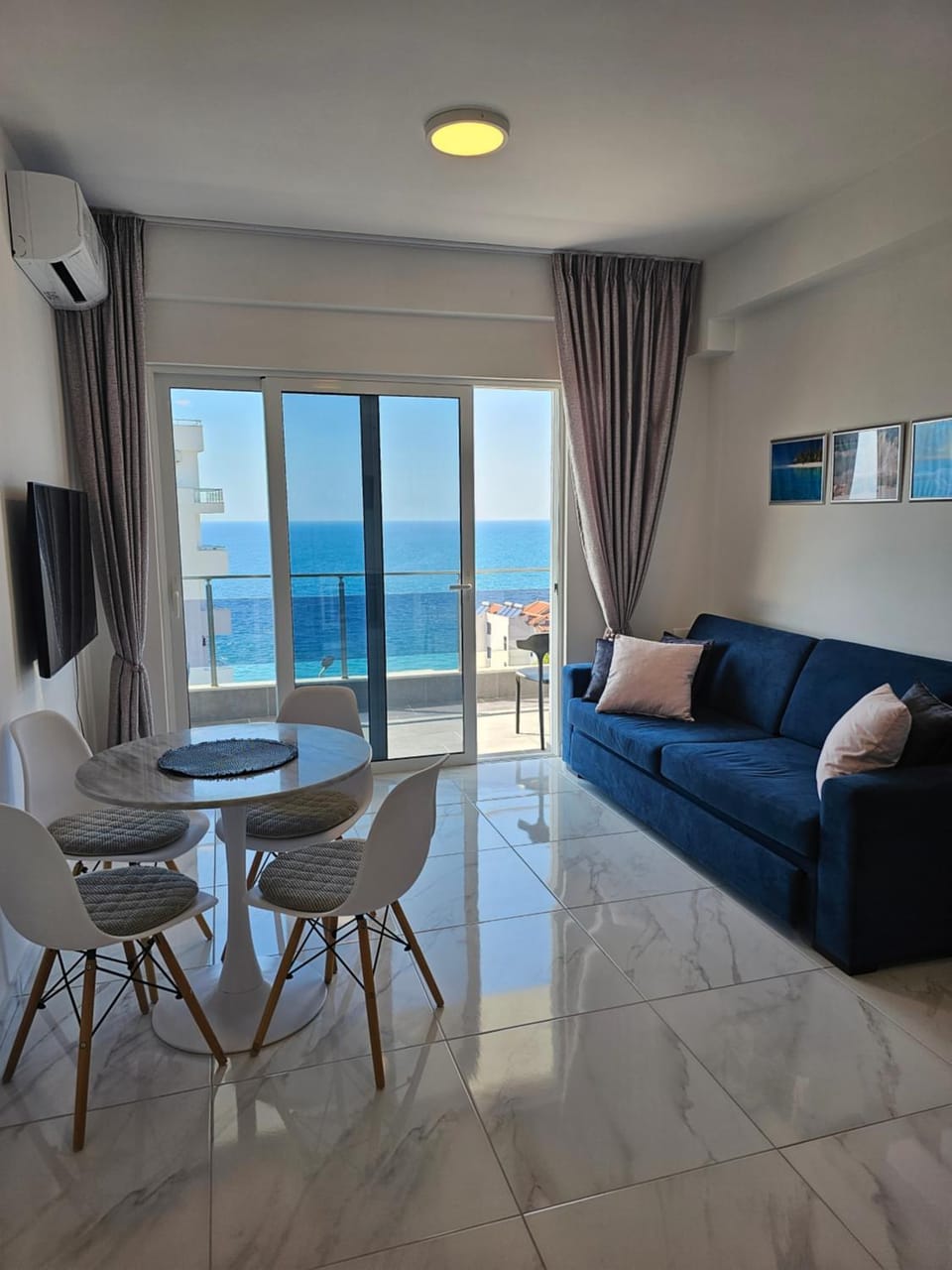 TV and multimedia, View (from property/room), Balcony/Terrace, Living room, Decorative detail, Seating area, Dining area, Sea view, air conditioner