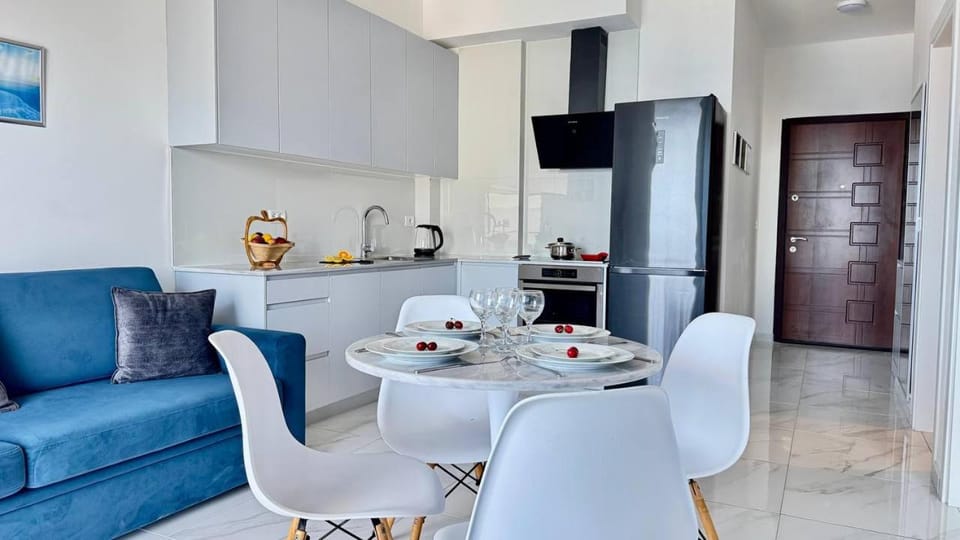 Kitchen or kitchenette, Living room, Seating area, Dining area, Food, oven, stove