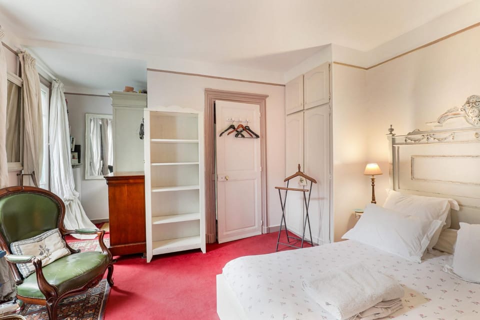 Bed, Seating area, Bedroom