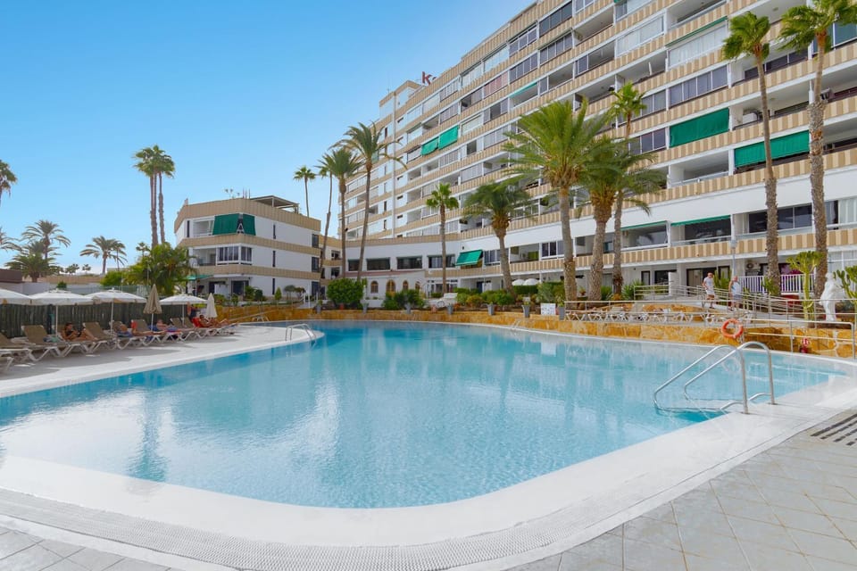 Property building, Day, Pool view, Swimming pool, sunbed