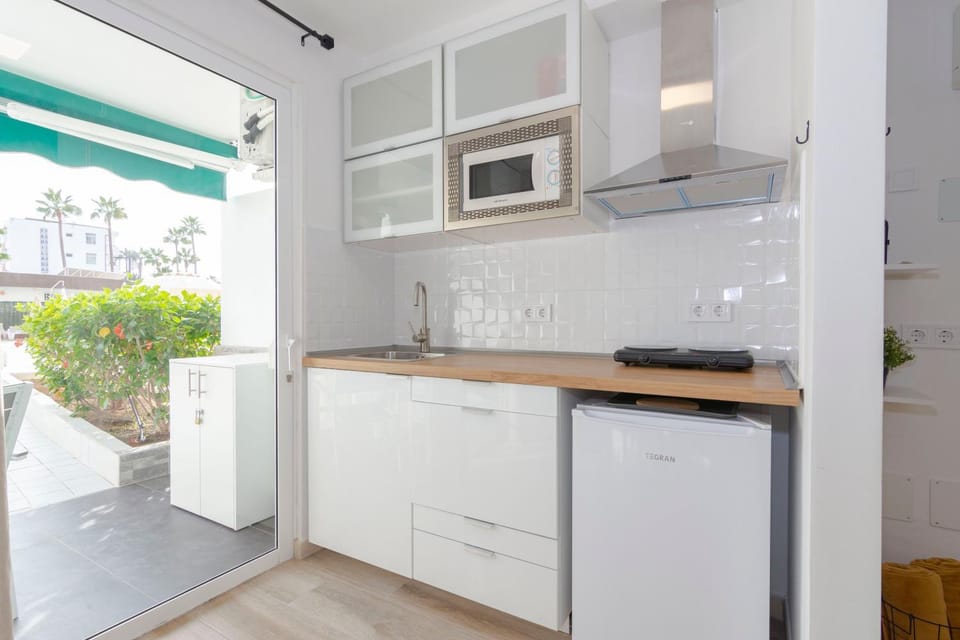 Kitchen or kitchenette, minibar, stove