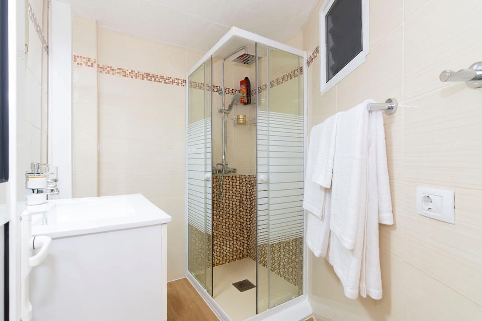Shower, Bathroom, towels