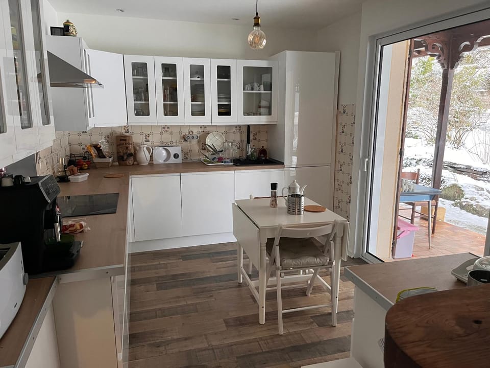 Coffee/tea facilities, Kitchen or kitchenette, Dining area, dishwasher, oven, stove