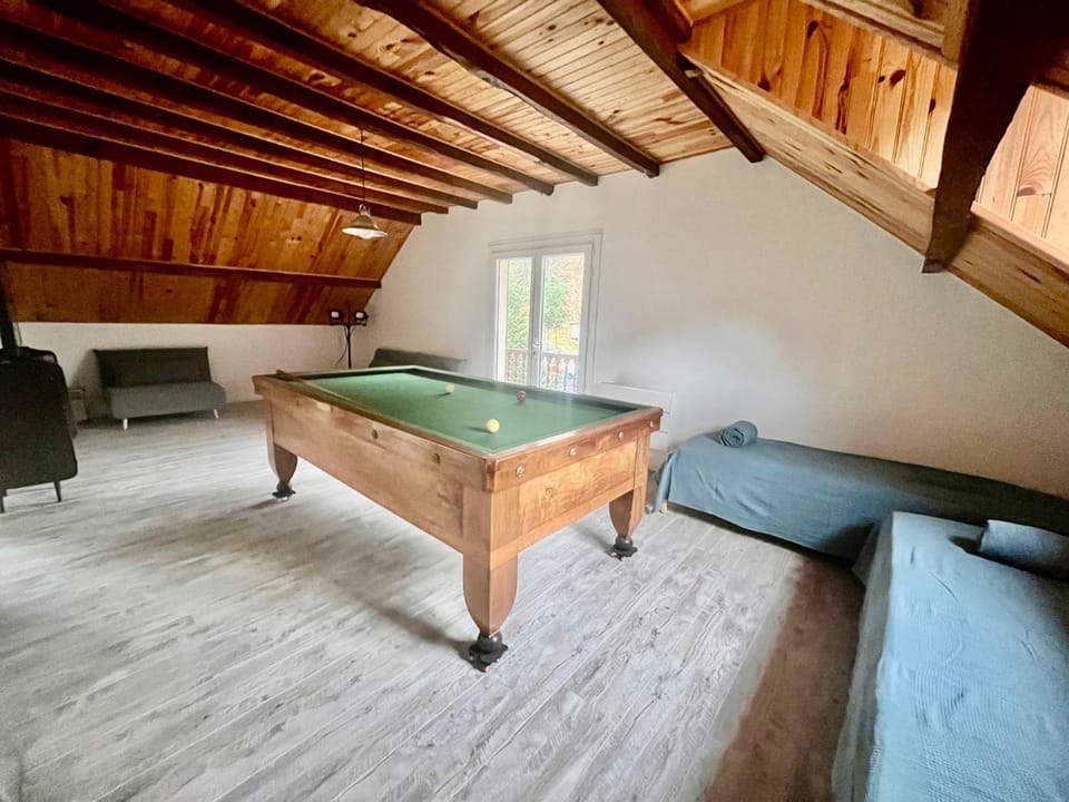 Billiard, Game Room