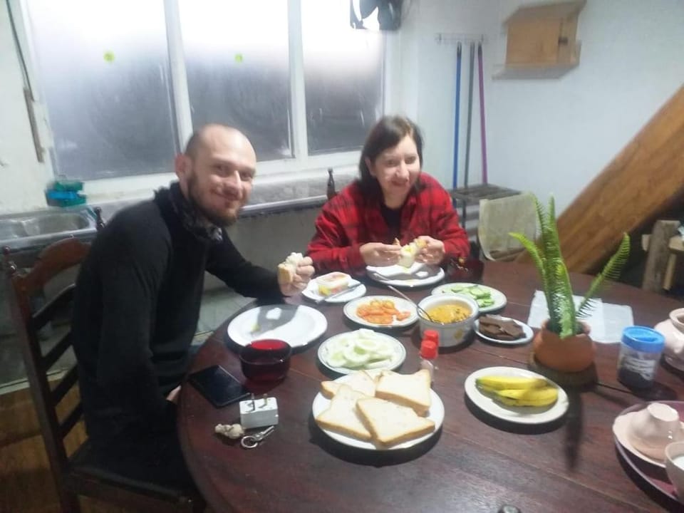 Guests, Breakfast