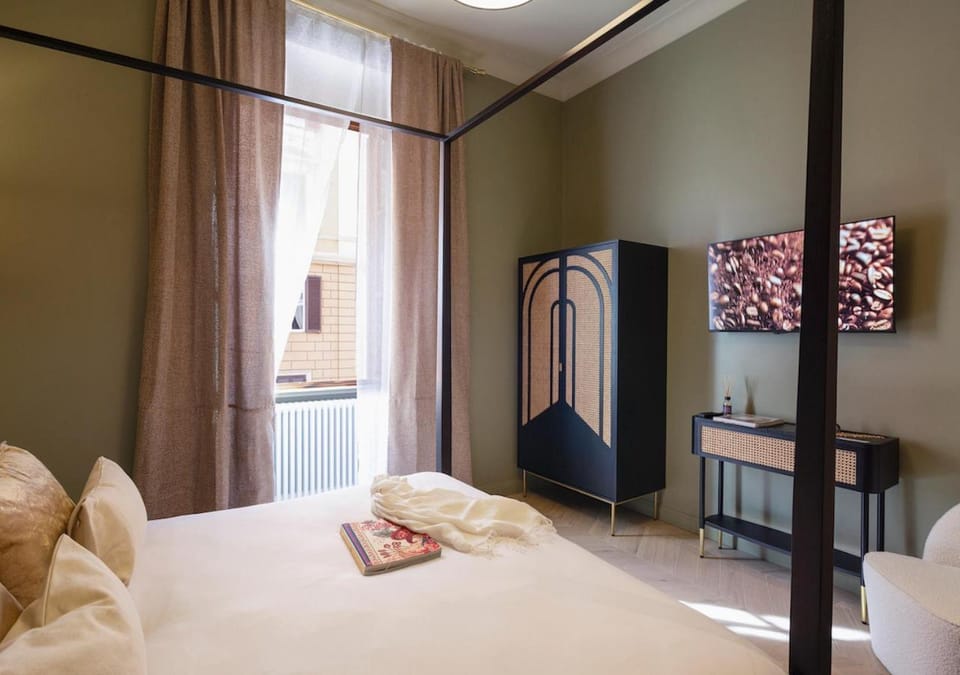 Bedroom, City view
