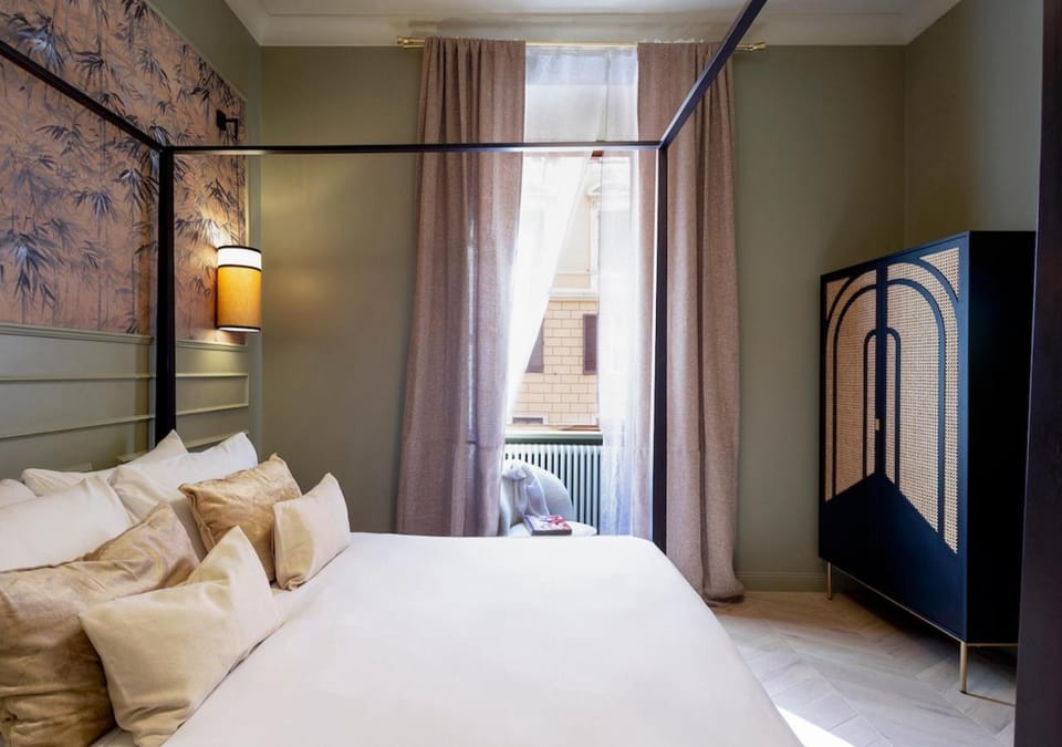 Bedroom, City view
