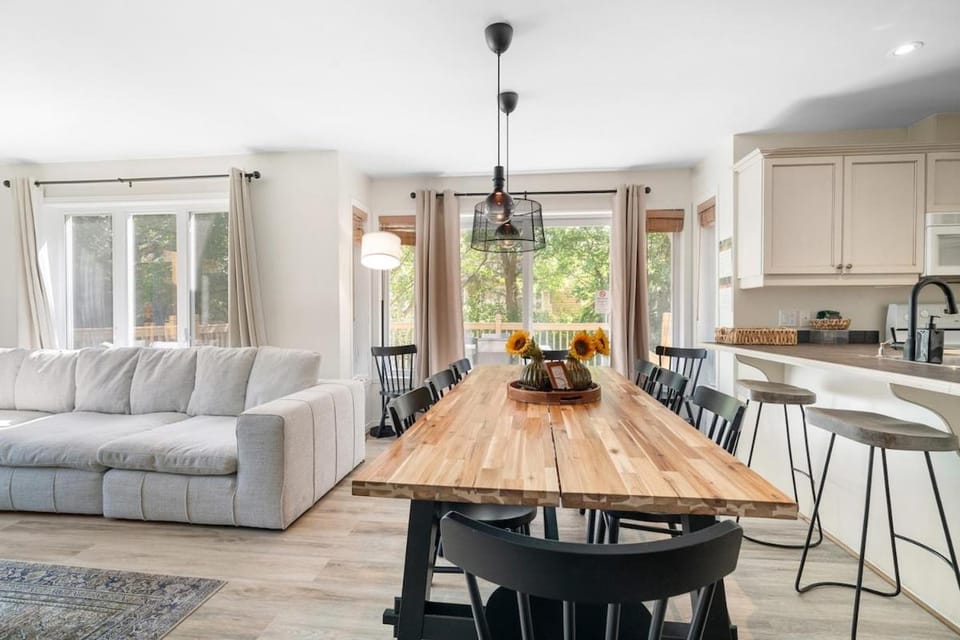 Kitchen or kitchenette, Living room, Seating area, Dining area