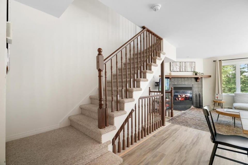 Living room, Seating area, Dining area, fireplace