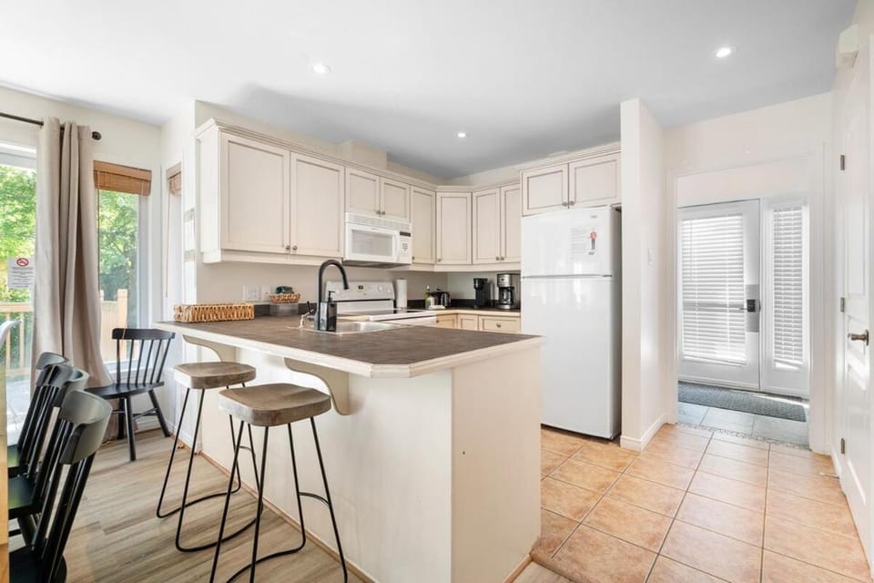 Kitchen or kitchenette, Dining area, microwave, oven, stove