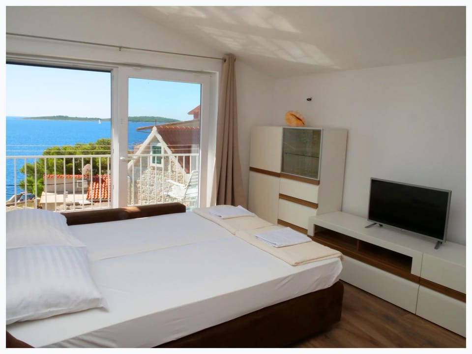 Bed, Natural landscape, TV and multimedia, Bedroom