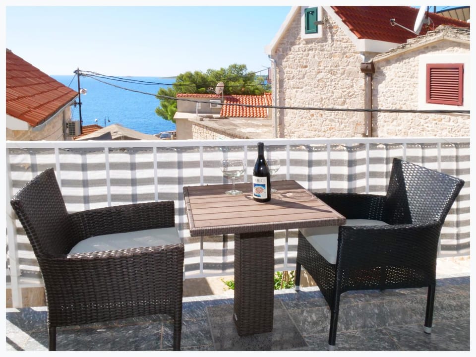 Natural landscape, Balcony/Terrace, Seating area, Dining area