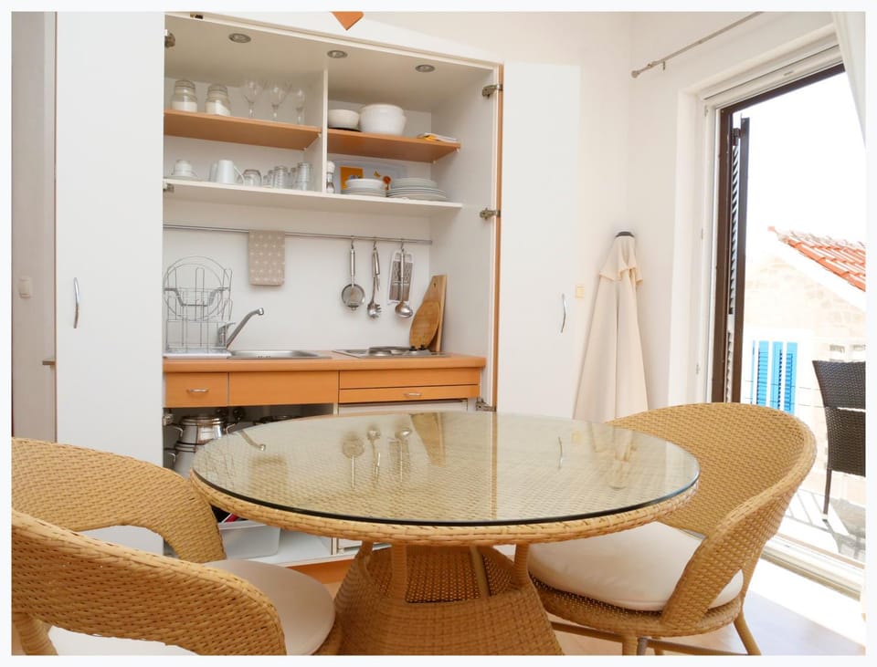 Kitchen or kitchenette, Seating area, Dining area