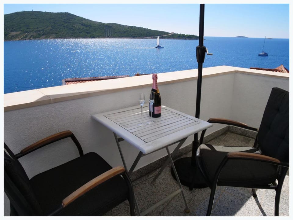 Natural landscape, View (from property/room), Balcony/Terrace, Seating area, Sea view