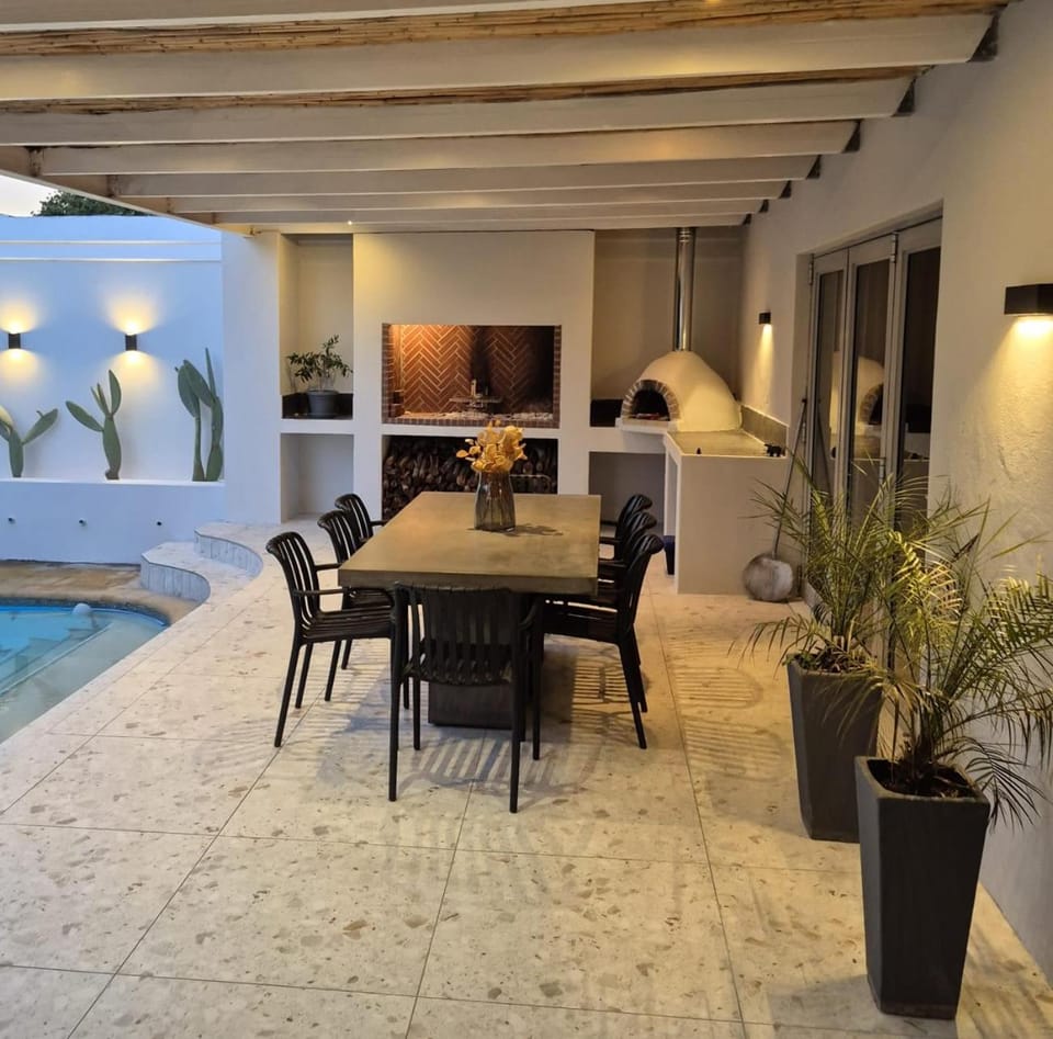 Dining area, Pool view, Swimming pool