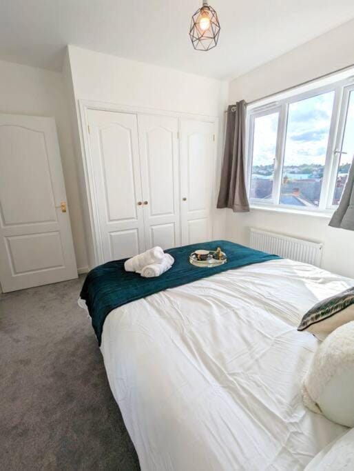 3-Bed, Sleeps 6, 1 Bath, Parking, WiFi Apartment in Ipswich