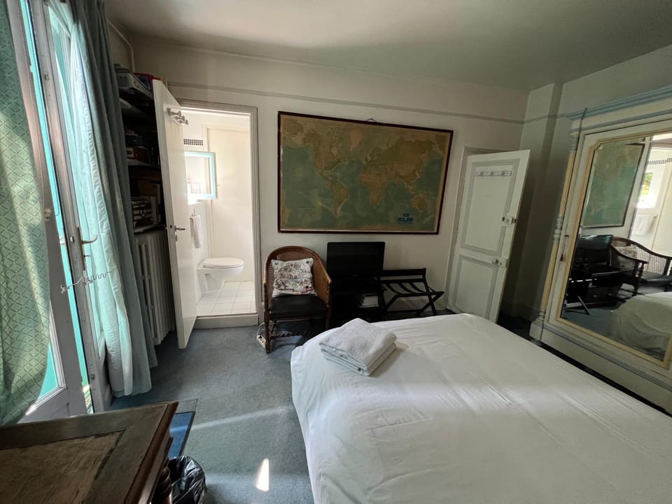 Bed, TV and multimedia, Photo of the whole room, Bedroom, hair dresser, wardrobe