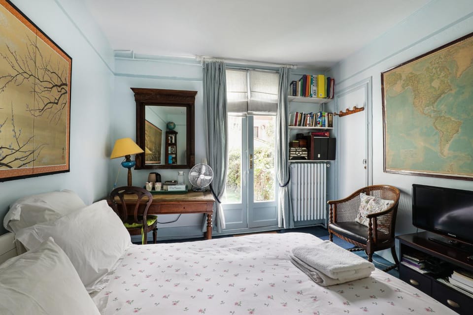 Bed, TV and multimedia, Photo of the whole room, Seating area, Bedroom