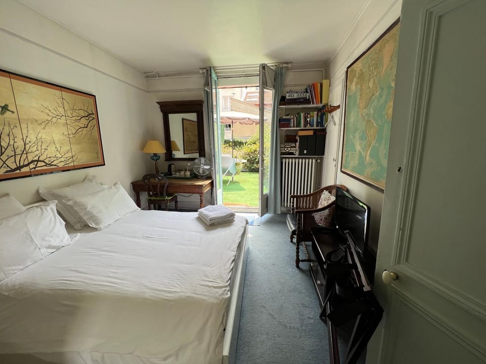 Bed, TV and multimedia, Photo of the whole room, Seating area, Bedroom