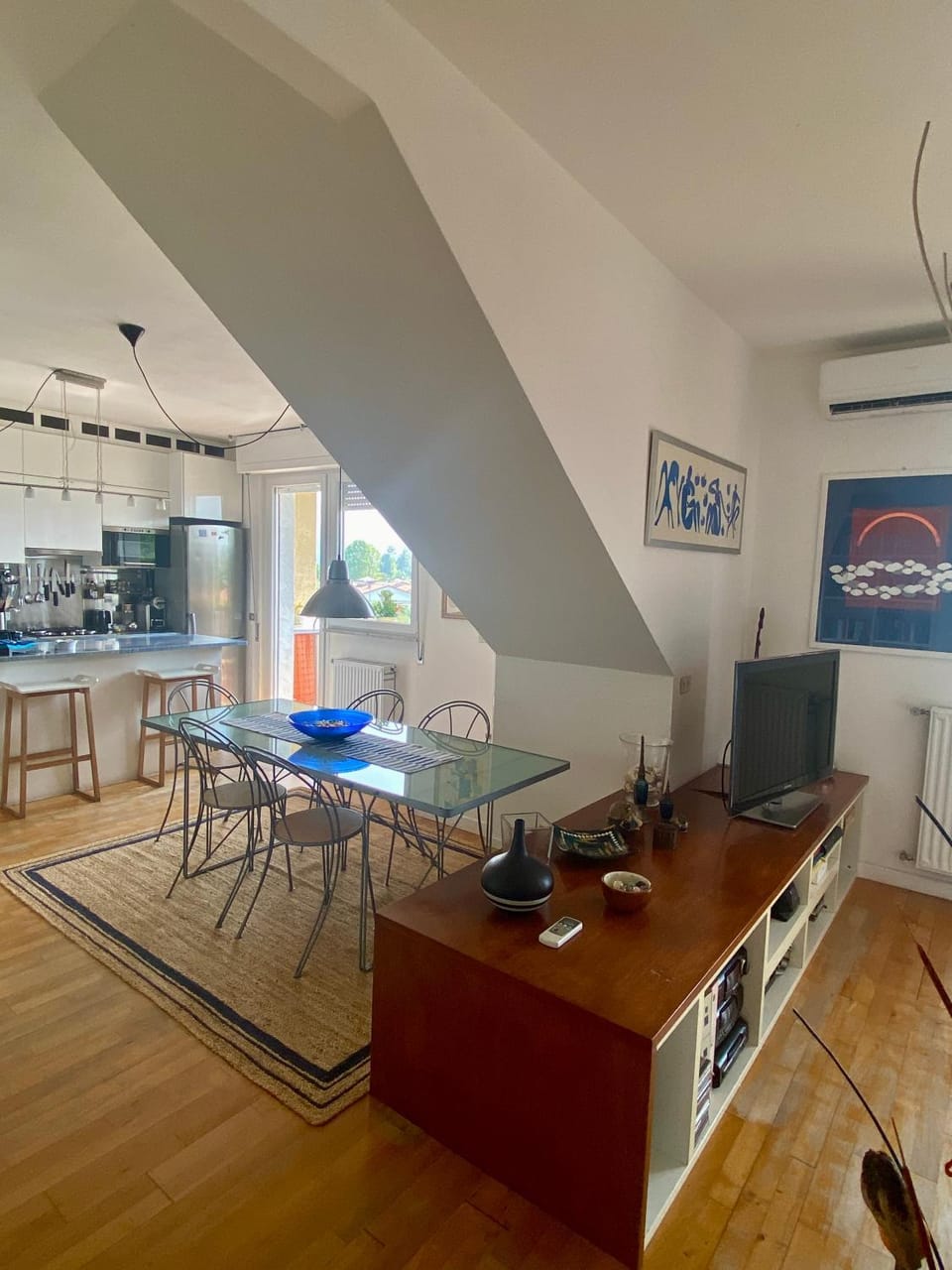 TV and multimedia, Kitchen or kitchenette, Dining area, air conditioner