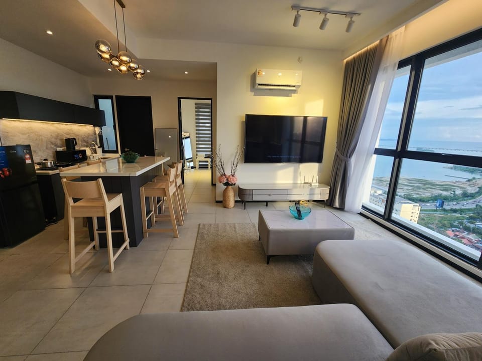 Communal lounge/ TV room, Natural landscape, TV and multimedia, Kitchen or kitchenette, Living room, Seating area, Dining area, Evening entertainment, Sea view, minibar, air conditioner