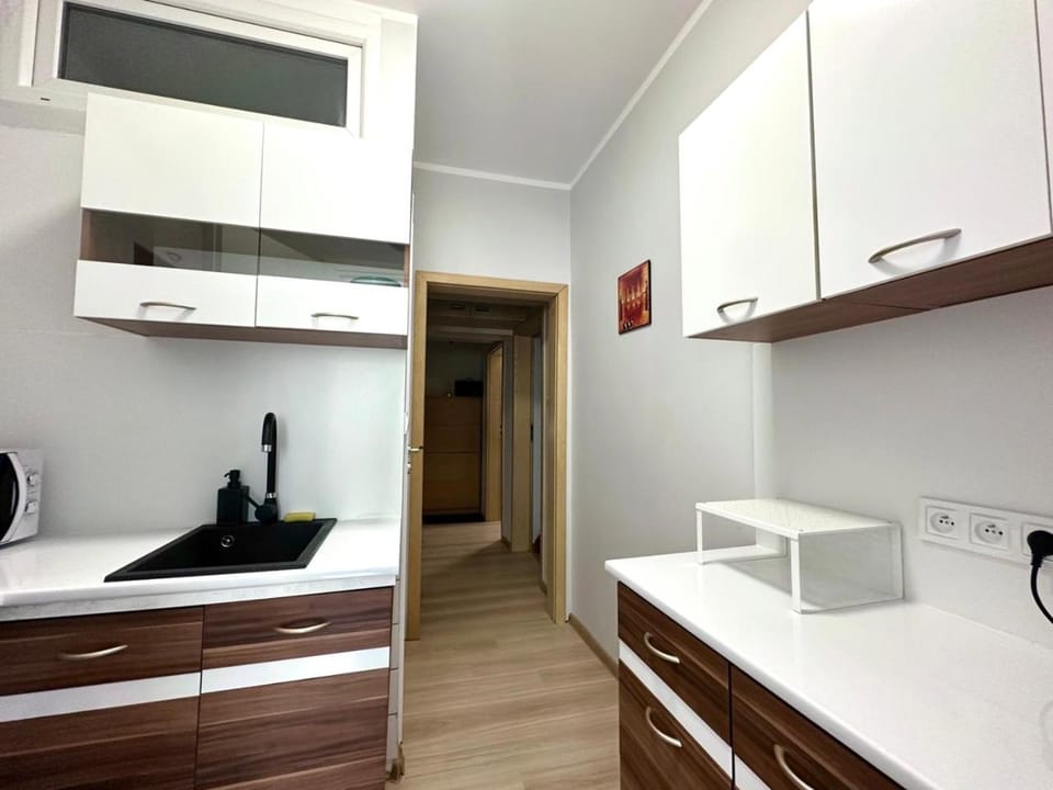 Kitchen or kitchenette, minibar
