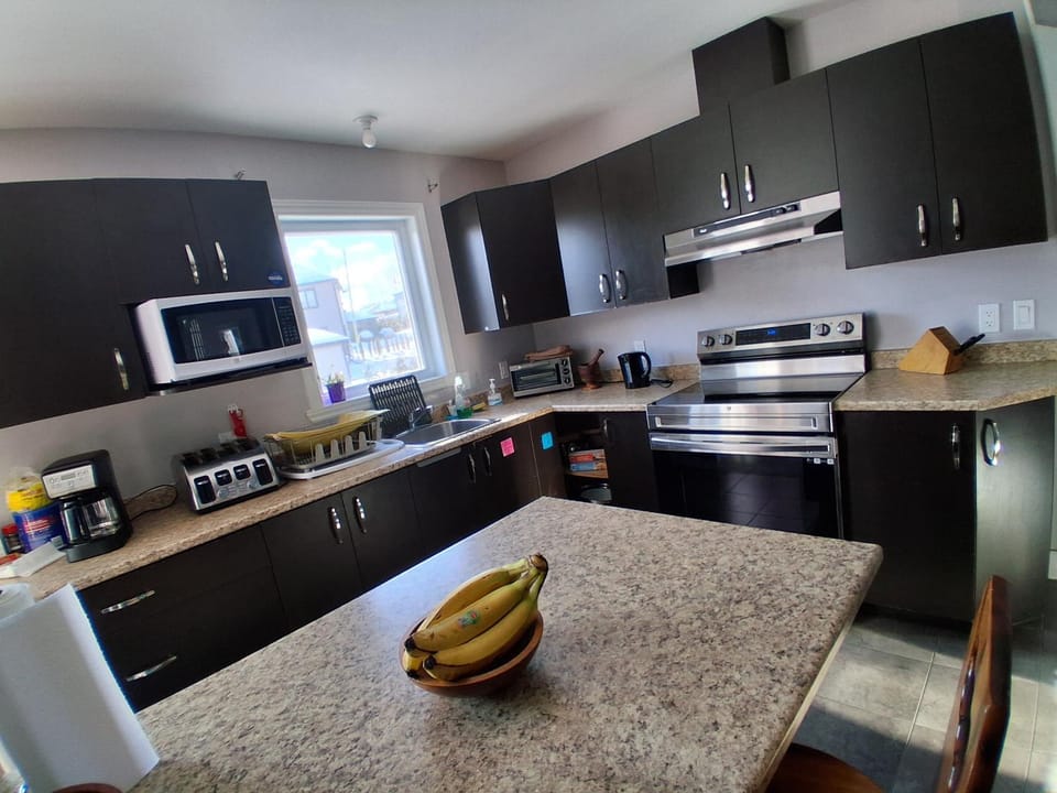 Coffee/tea facilities, Kitchen or kitchenette, microwave, oven, stove, toaster