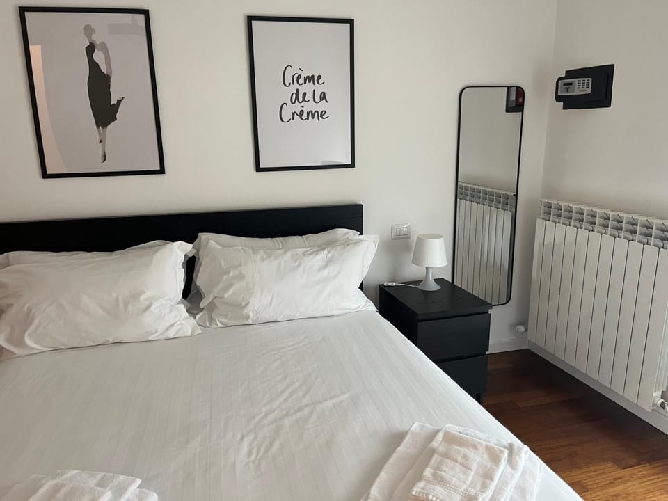 Bed, Photo of the whole room, Bedroom, internet, wardrobe