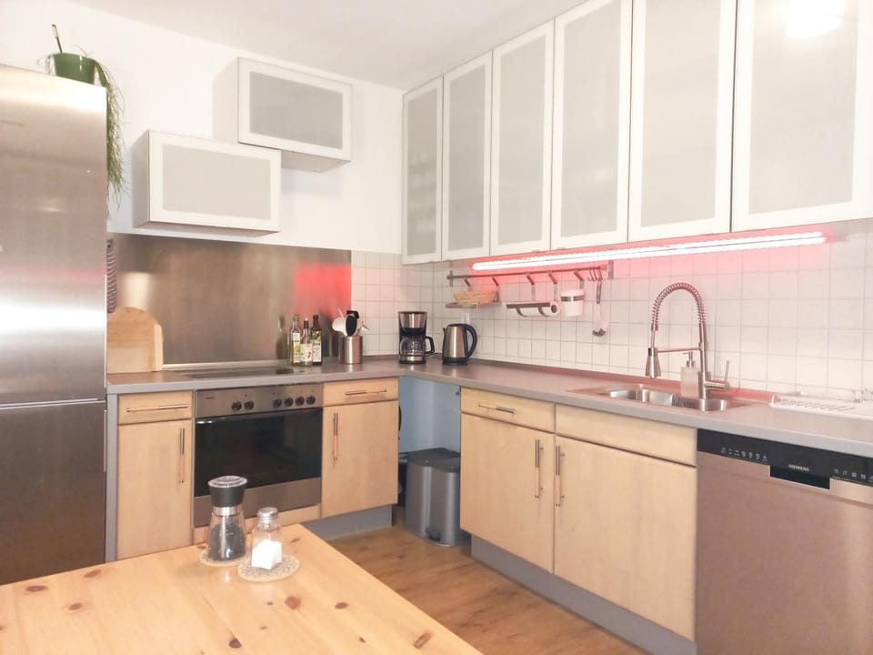 Coffee/tea facilities, Kitchen or kitchenette, dishwasher, oven, stove, kitchen