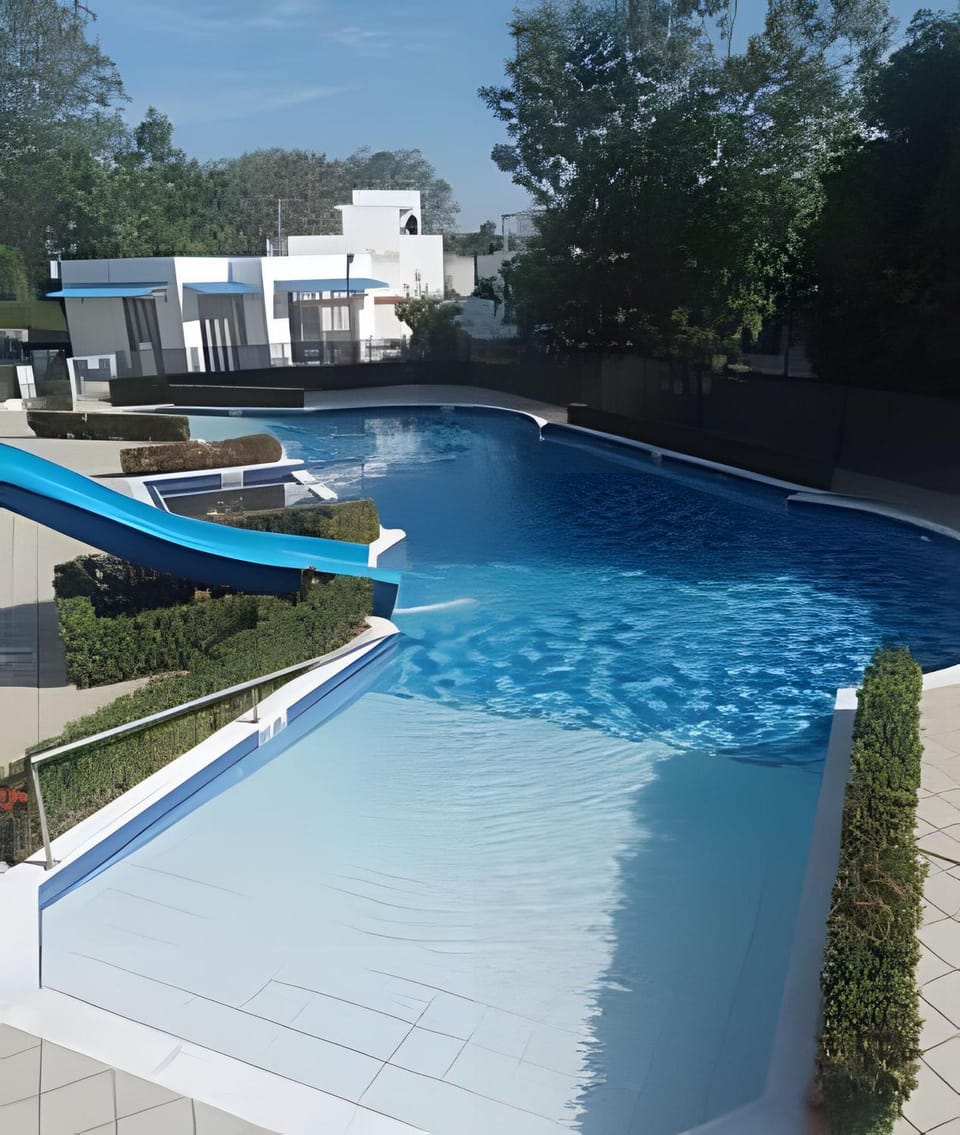 Swimming pool, sunbed