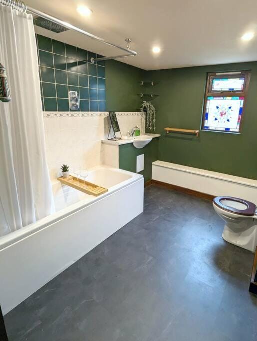 3-Bed, Sleeps 6, 1 Bath, Parking, WiFi House in Uttlesford