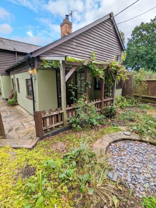 3-Bed, Sleeps 6, 1 Bath, Parking, WiFi House in Uttlesford