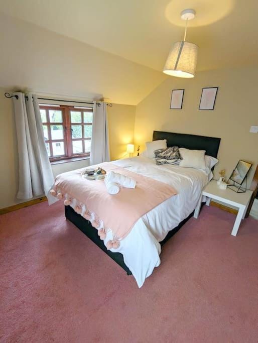 3-Bed, Sleeps 6, 1 Bath, Parking, WiFi House in Uttlesford