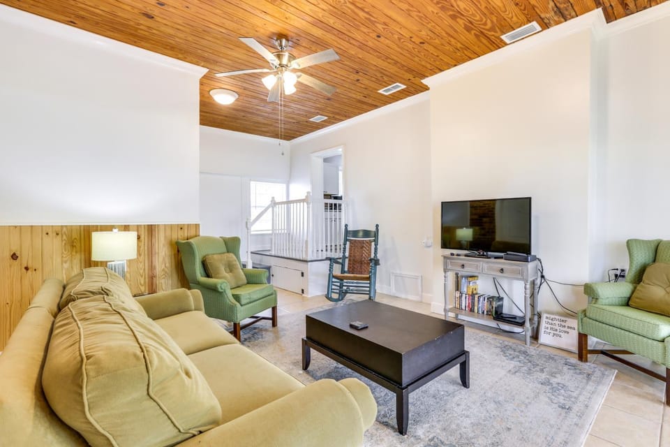 2 Mi to Mashes Sands Beach: Quiet Home w/ Dock! House in Florida