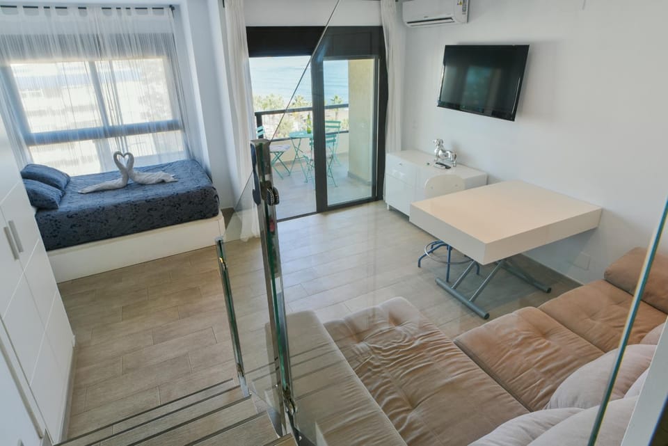 Bed, TV and multimedia, Living room, Photo of the whole room, Seating area, Dining area, Bedroom, air conditioner