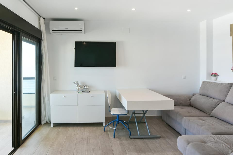 TV and multimedia, Living room, Seating area, Dining area, air conditioner