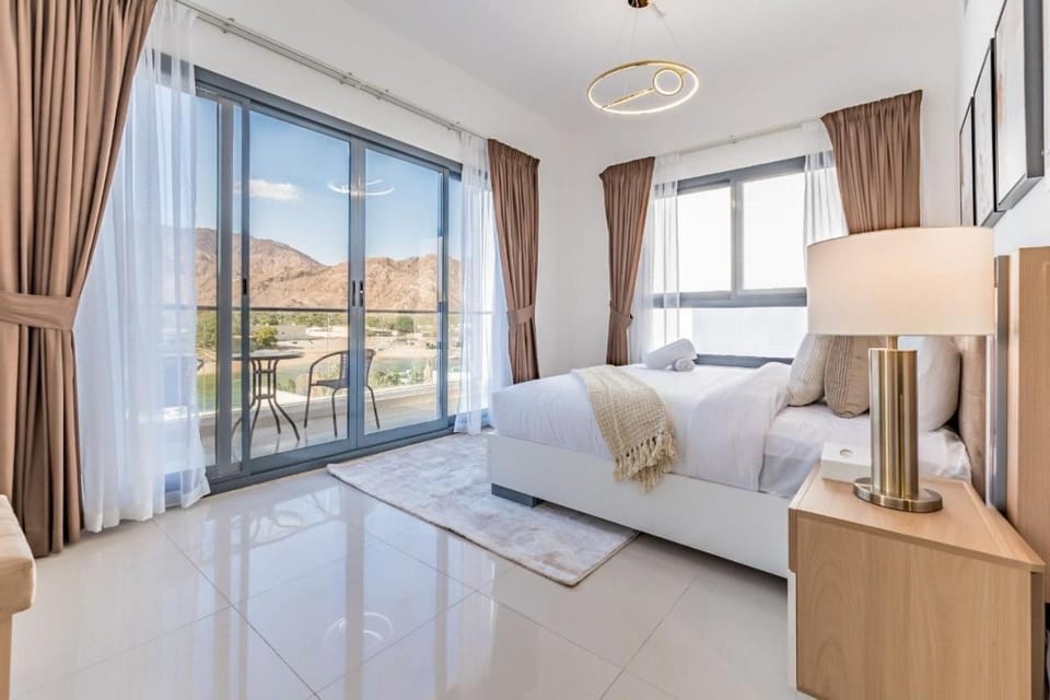 Bed, Photo of the whole room, Bedroom, Mountain view