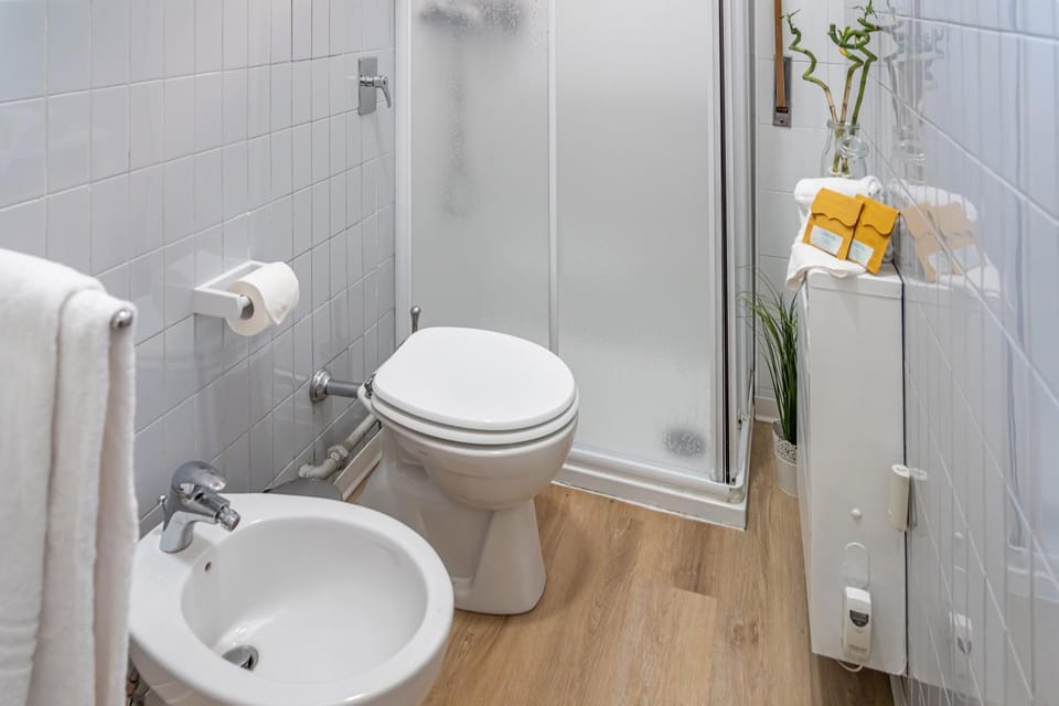 Shower, Toilet, Bathroom, bidet, towels