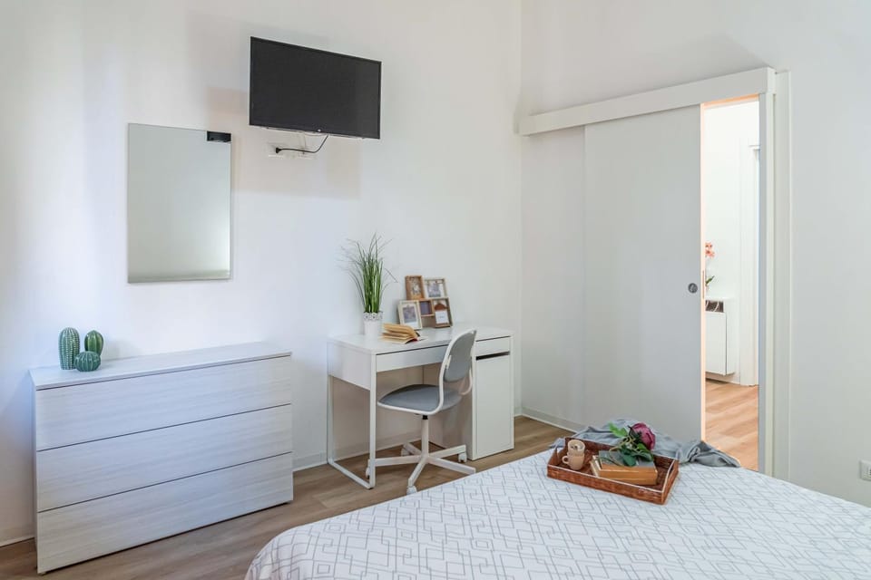 Bed, TV and multimedia, Photo of the whole room, Bedroom, hair dresser