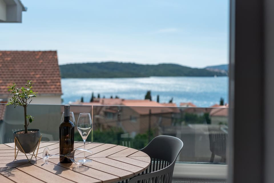 Natural landscape, Balcony/Terrace, Dining area, Sea view