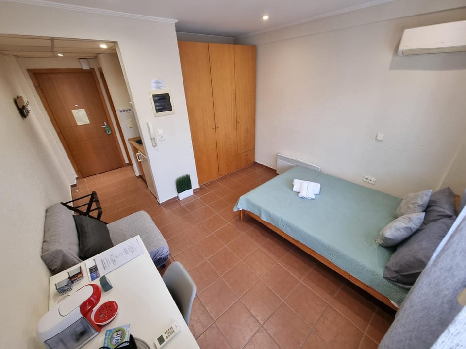 Bed, Photo of the whole room, Seating area, Bedroom, towels, wardrobe