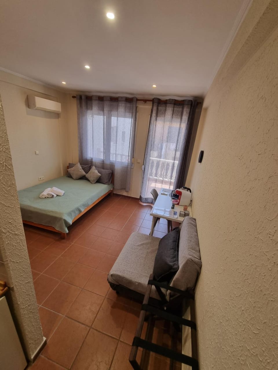 Bed, Living room, Photo of the whole room, Seating area, Bedroom